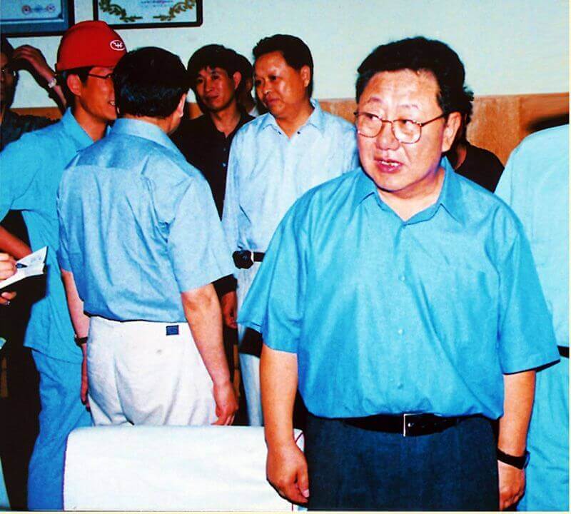 2002年6月6日，时任中共河南省委书记陈奎元（右一）到利来国际调研。