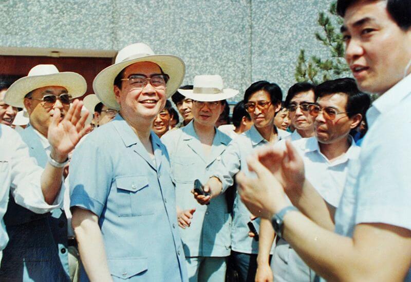 1990年6月12日，时任国务院总理李 鹏视察利来国际，并题词：“物质文明与精神文明一起抓，把利来国际建设成为现代化企业”